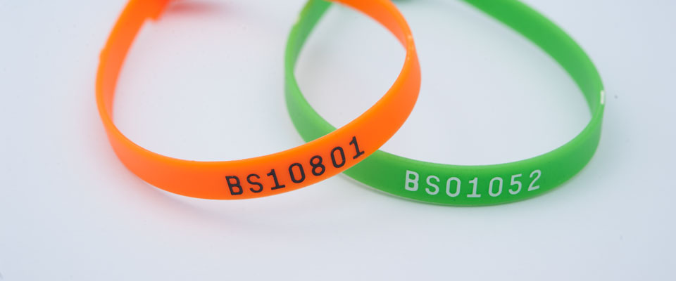 With the serial numbers marked by hot stamping, the printing is high contrast and easy to read on a variety of seal colours.